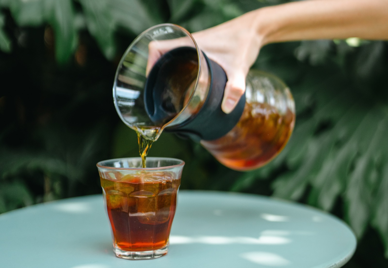 Cold brew servido sobre hielo en un vaso de vidrio